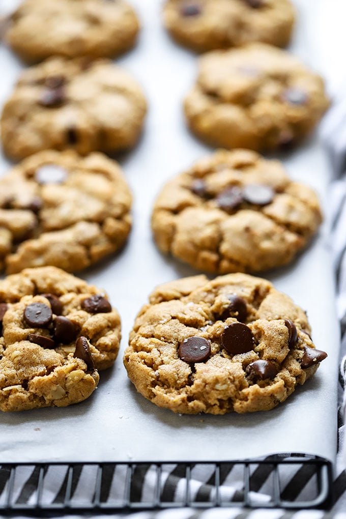 Vegan Almond Butter Chocolate Chip Cookies | These cookies are super delicious and need only 6 ingredients to make now! 