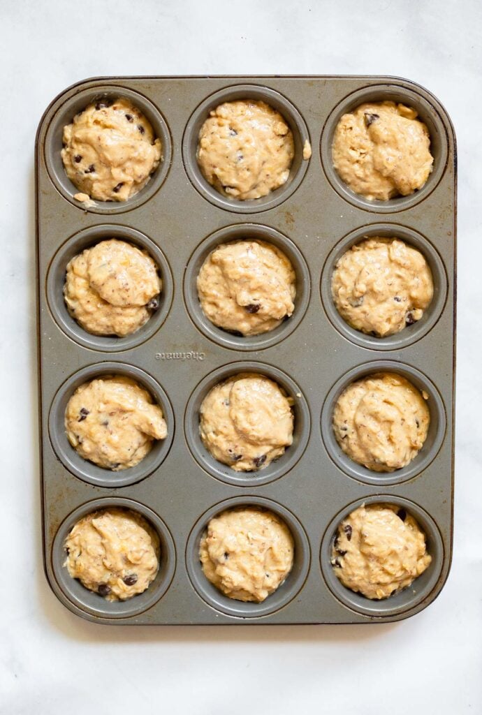 voeg beslag toe aan muffinvorm en bak. 