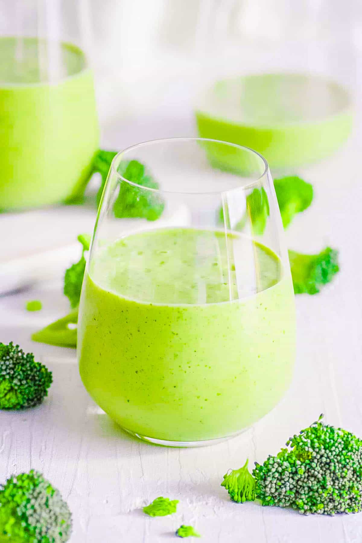 https://dietitiandebbie.com/wp-content/uploads/2023/06/broccoli-smoothie.jpg