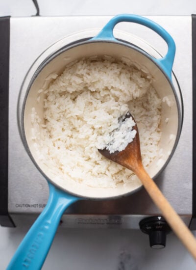 ugotowany ryż w małym garnku.